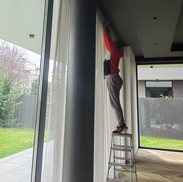 Montaj perdele living Bucuresti Voluntari – instalare profesionala draperii pentru ferestre inalte montaj perdele pentru living Bucuresti in Voluntari Ilfov pentru ferestre inalte instalare profesionala draperii si sisteme premium