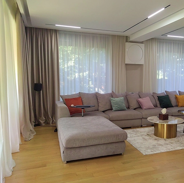 Perdele living Bucuresti Mogosoaia Ilfov – draperii premium pentru ferestre mari si design modern perdele pentru living Bucuresti si draperii elegante instalate intr-un living modern din Mogosoaia Ilfov pentru ferestre mari si design premium