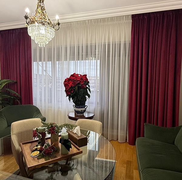 Perdele living Bucuresti Pipera – draperii catifea premium pentru vila moderna perdele pentru living Bucuresti si draperii catifea premium instalate intr-o vila din Pipera Ilfov design elegant pentru ferestre mari