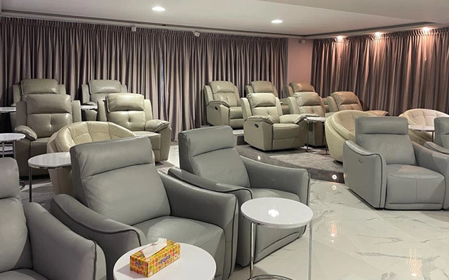 perdele pentru living Bucuresti si draperii premium instalate intr-o vila din Mogosoaia Ilfov sala cinema privata cu ferestre acoperite complet