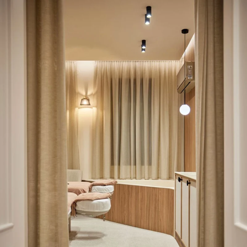 Perdele la fereastra camera tratament Hanami Spa Floreasca Perdele personalizate la fereastra in camera de tratament Hanami Spa Floreasca, cu lumina filtrata si atmosfera relaxanta