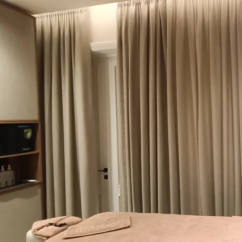 Detaliu perdea camera de tratament Hanami Spa Floreasca Detaliu perdea personalizata in camera de tratament Hanami Spa Floreasca Bucuresti, cu textura naturala si atmosfera calma
