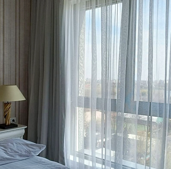 perdele premium pentru ferestre generoase perdele pentru ferestre mari intr-un living modern