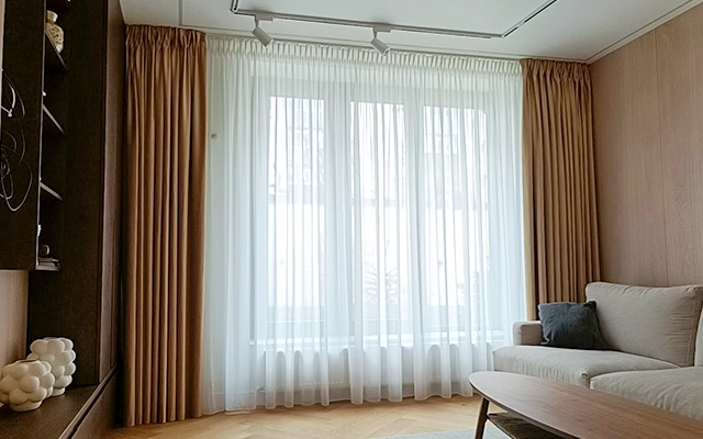 perdele pentru ferestre mari intr-un living modern