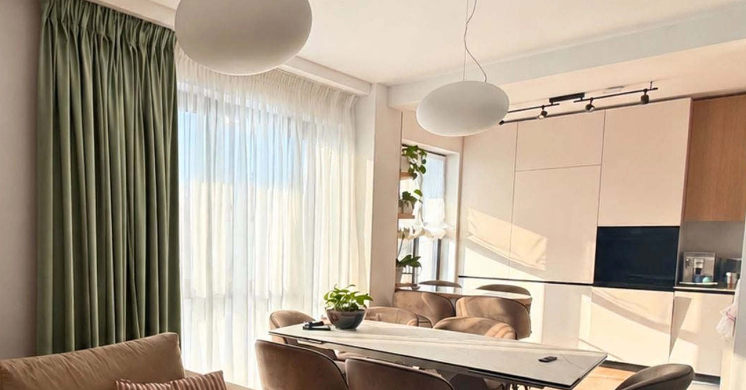Perdele si draperii la comanda pentru living intr-o casa din Bucuresti